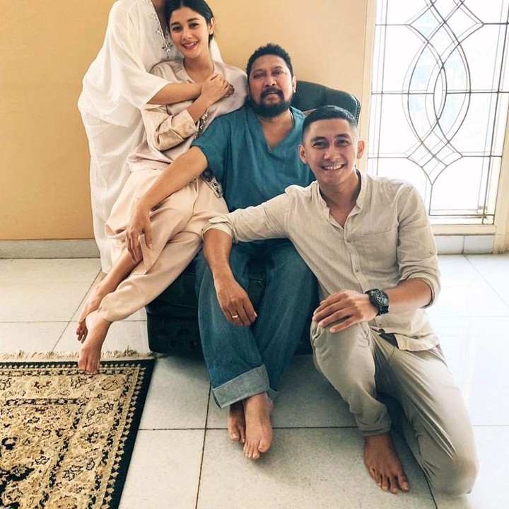 <p>Berasal dari keluarga berbeda keyakinan, Naysilla dan Jamal Mirdad selalu menerapkan toleransi beragama. Intip saja potret Naysilla bersama saudara-saudaranya ketika merayakan Idul Fitri bersama Jamal Mirdad. (Foto: Instagram @naymirdad)</p>