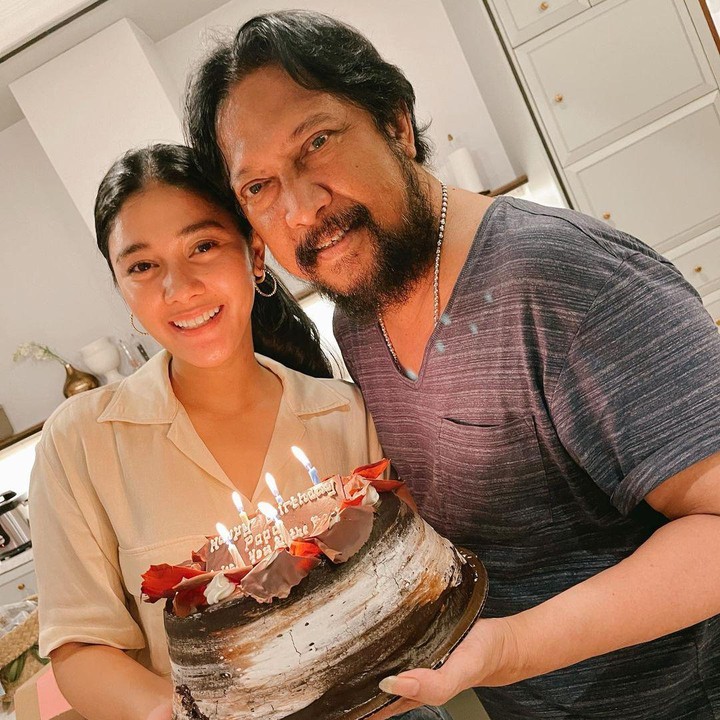 <p>Tengok saja potret Naysilla ketika merayakan ulang tahun Jamal Mirdad. Ia memberi<em> surprise</em> kepada sang ayah berupa kue ulang tahun. (Foto: Instagram @naymirdad)</p>