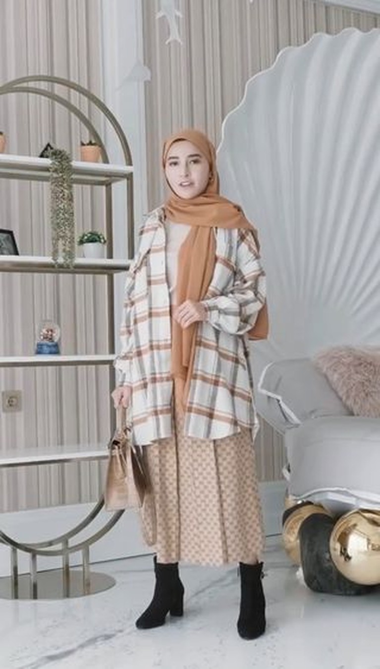 Outfit Berhijab Shandy Purnamasari Bernilai Miliaran Shandy Purnamasari mantap berhijab, outfitnya pun menjadi sorotan karena harganya bikin melongo. Yuk intip!