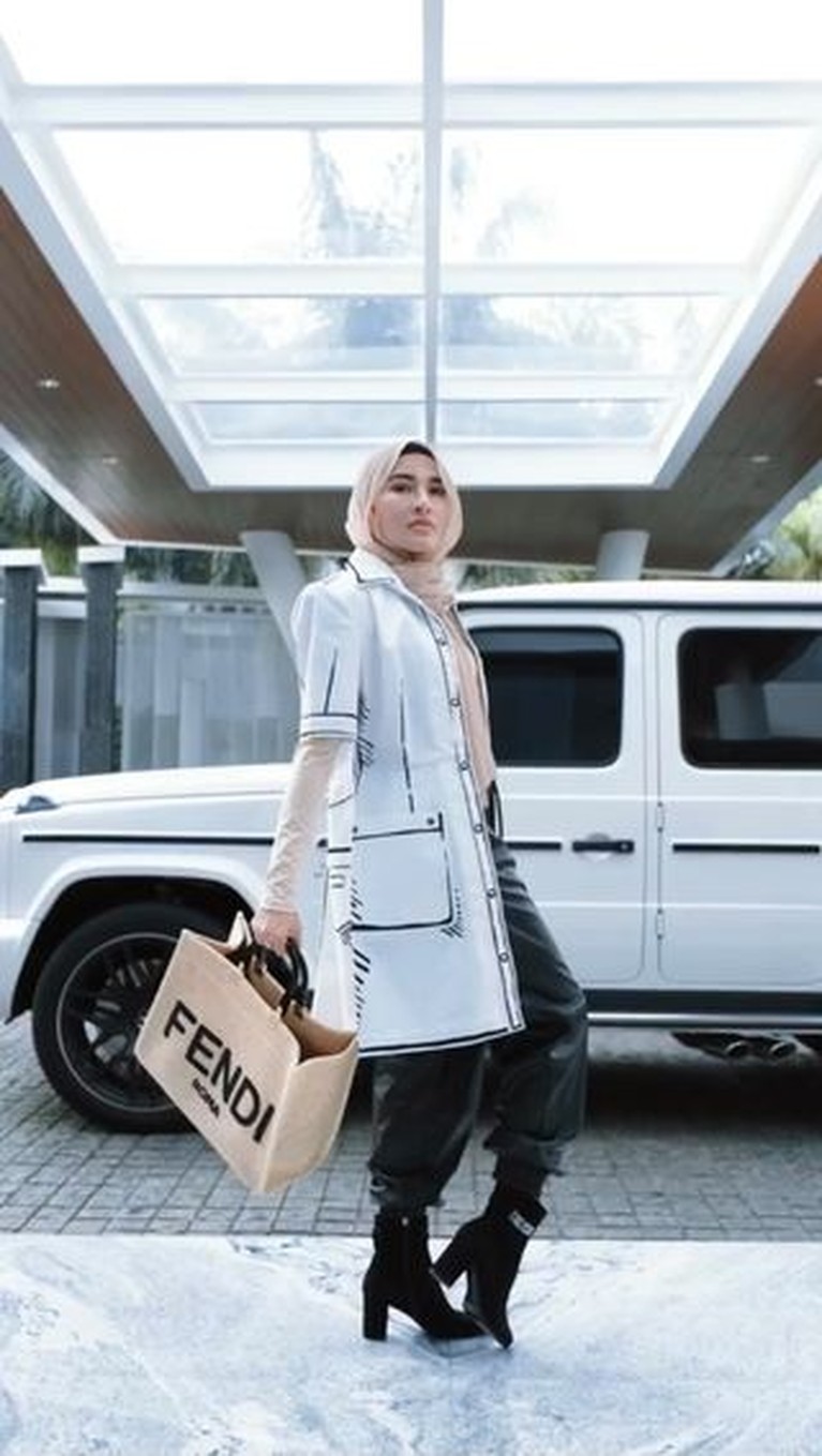 Outfit Berhijab Shandy Purnamasari Bernilai Miliaran Shandy Purnamasari mantap berhijab, outfitnya pun menjadi sorotan karena harganya bikin melongo. Yuk intip!