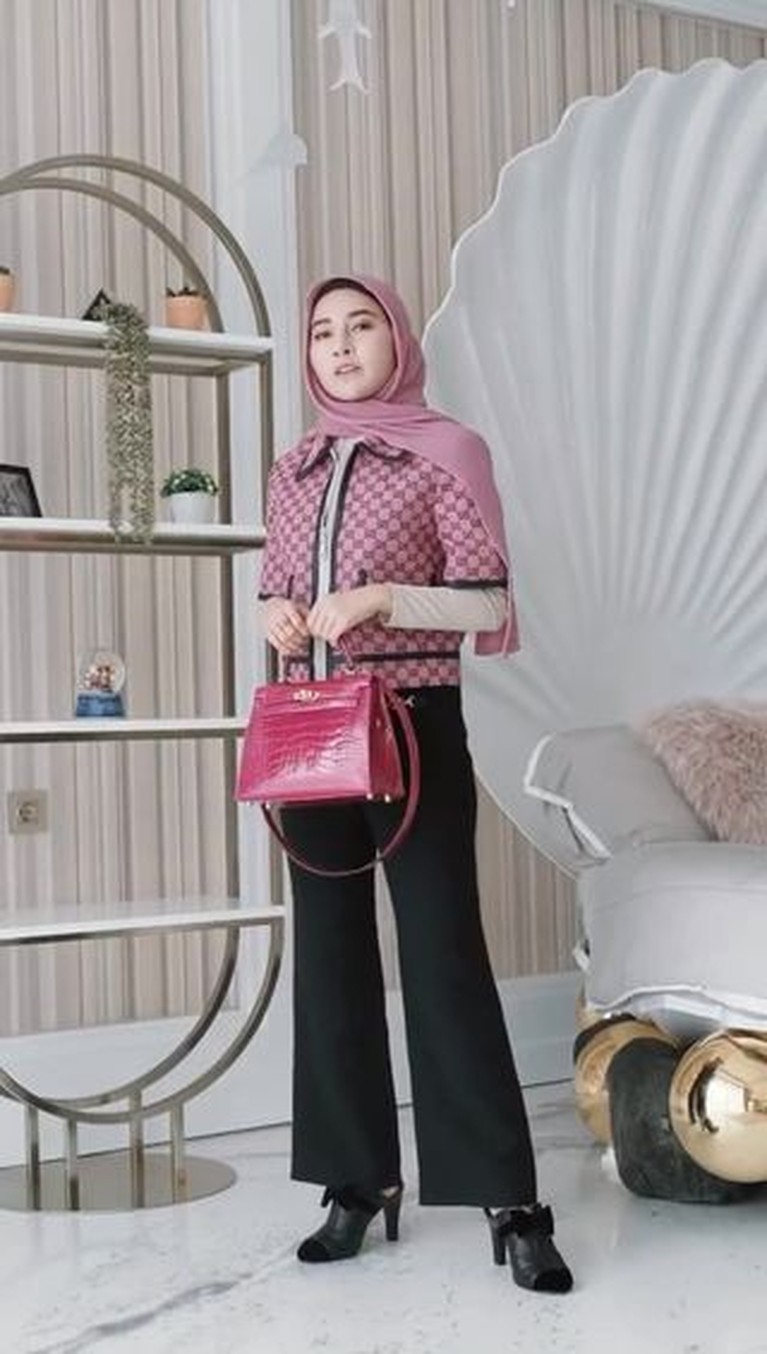 Outfit Berhijab Shandy Purnamasari Bernilai Miliaran Shandy Purnamasari mantap berhijab, outfitnya pun menjadi sorotan karena harganya bikin melongo. Yuk intip!