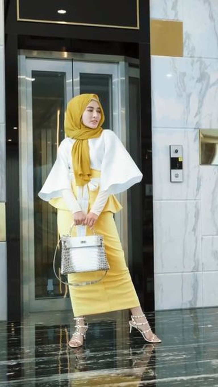 Outfit Berhijab Shandy Purnamasari Bernilai Miliaran Shandy Purnamasari mantap berhijab, outfitnya pun menjadi sorotan karena harganya bikin melongo. Yuk intip!