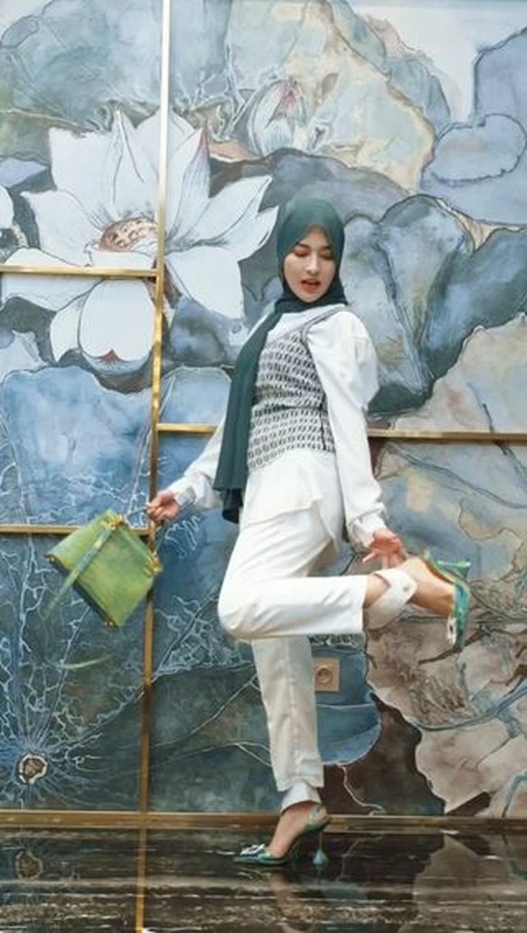 Outfit Berhijab Shandy Purnamasari Bernilai Miliaran Shandy Purnamasari mantap berhijab, outfitnya pun menjadi sorotan karena harganya bikin melongo. Yuk intip!
