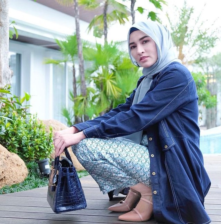 Outfit Berhijab Shandy Purnamasari Bernilai Miliaran Outfit Berhijab Shandy Purnamasari Bernilai Miliaran
