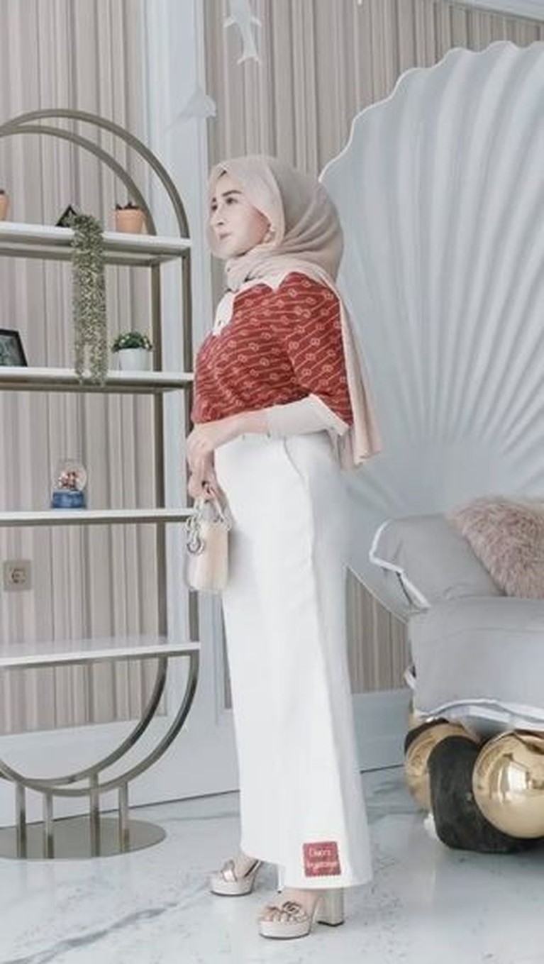 Outfit Berhijab Shandy Purnamasari Bernilai Miliaran Shandy Purnamasari mantap berhijab, outfitnya pun menjadi sorotan karena harganya bikin melongo. Yuk intip!