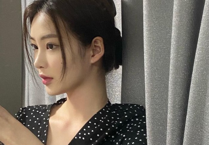 Selain memiliki fitur wajah sempurna dan mungil, Choi Hyo Joo juga punya tinggi di atas rata-rata. Tingginya bahkan menyentuh angka di atas 170 cm, yang cocok untuk ukuran seorang model. (Foto: Instagram.com/hyozuzu)