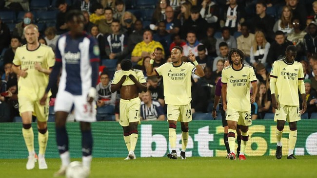 Arsenal lolos ke babak ketiga Piala Liga Inggris setelah menang telak 6-0 atas West Bromwich Albion di Stadion The Hawthorns, Kamis (26/8) dini hari WIB.