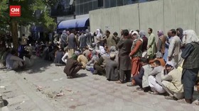 VIDEO: Bank Mulai Buka, Warga Kabul Ramai-ramai Tarik Uang