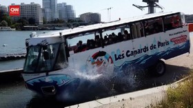 VIDEO: Menikmati Wisata Paris dengan Bus Amfibi