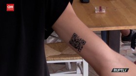 VIDEO: Pemuda di Italia Mentato QR Code Tanda Sudah Vaksin