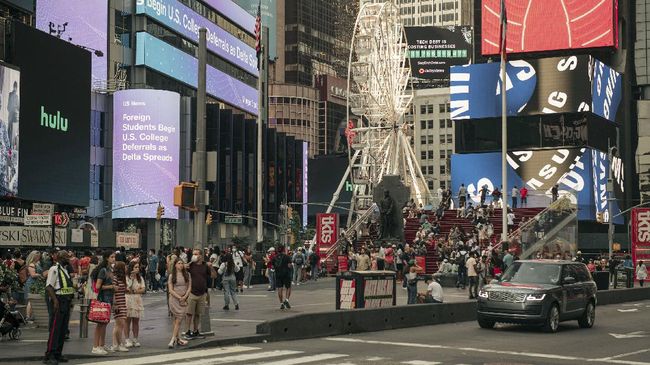 Bagi 100 pengunjung pertama yang bisa menunjukkan surat vaksin diizinkan naik wahana bianglala Times Square gratis.