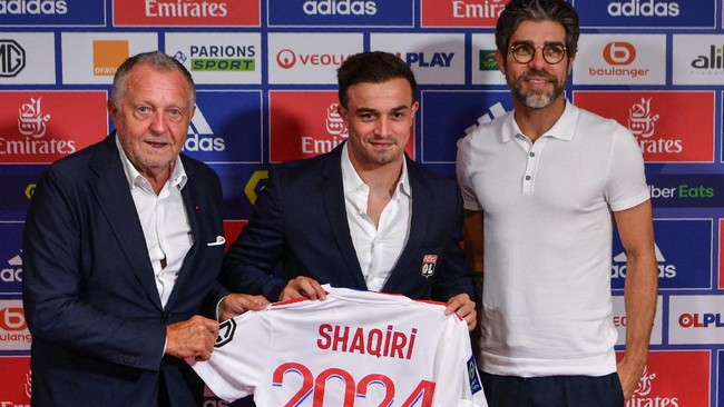Jika PSG memiliki Lionel Messi yang direkrut dari Barcelona, maka Lyon sukses mendapatkan Xherdan Shaqiri yang dijuluki 'Messi dari Alpen'.