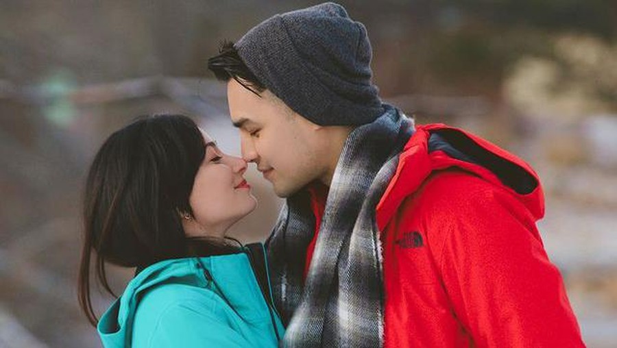 Pernikahan Jonas Rivanno dan Asmirandah selalu terlihat harmonis dan romantis. Yuk kita intip momen romantis mereka!