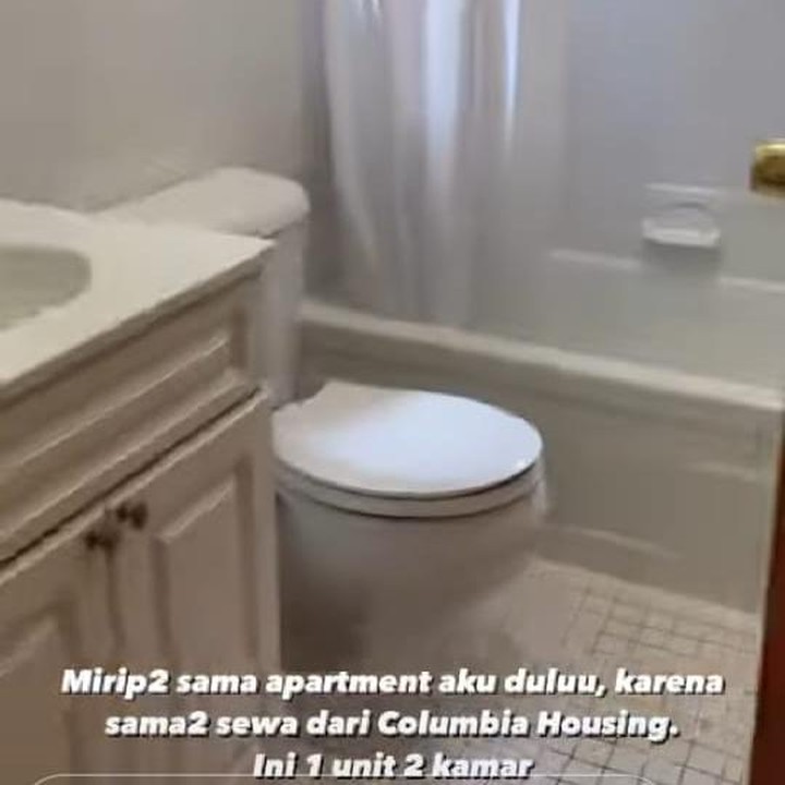 <p>Seperti kebanyakan apartemen di Amerika Serikat, desain interior khas Amerika begitu melekat di apartemen tersebut. Mulai dari pintu masuk, dinding, toilet, hingga dapur. (Foto: Instagram Stories @tasyakamila)</p>
