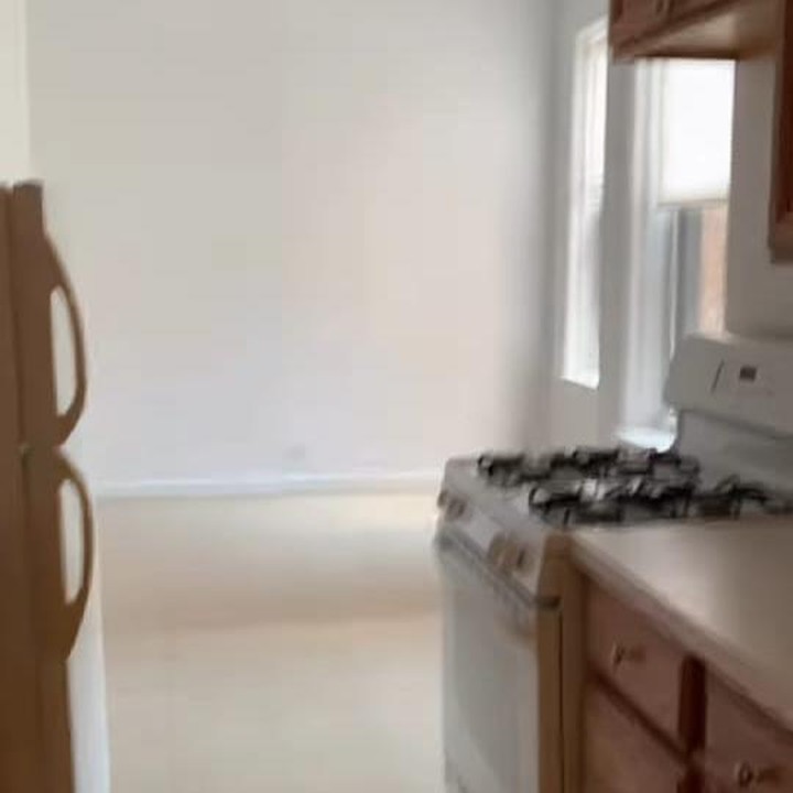 <p>Bagian dapur juga sudah lengkap dengan kitchen set, terdapat kabinet, kompor free standing dengan oven di bagian bawahnya. (Foto: Instagram Stories @tasyakamila)</p>