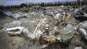 FOTO: 'Bangkai' Dinosaurus di 'Disneyland KW' Turki