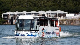 FOTO: Menjelajah Paris dengan Bus Amfibi