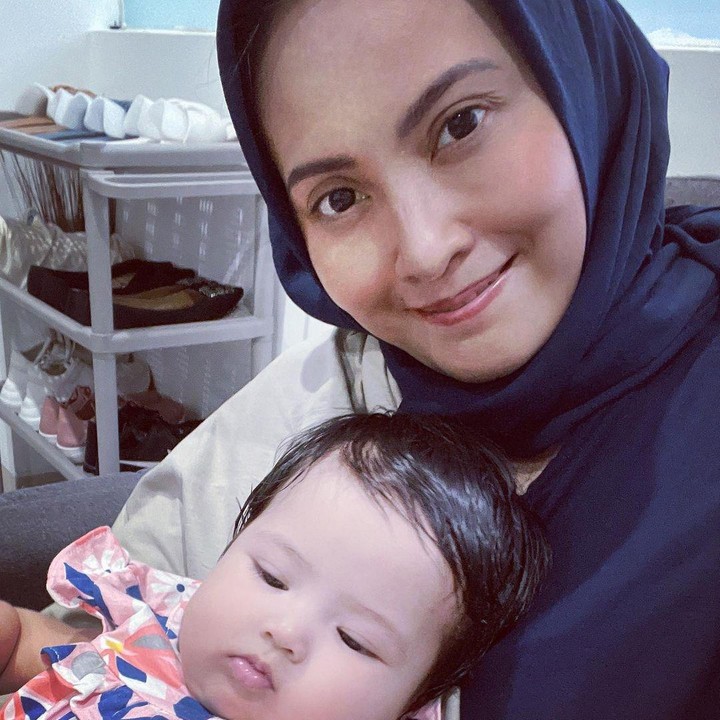 <p>Lewat Instagram, Elma Theana kini memperkenalkan dirinya sebagai Nima (Nini Elma) ketika sedang menggendong sang cucu. Ia terlihat bahagia ketika bersama cucu perempuannya. (Foto: Instagram @elmatheana)</p>