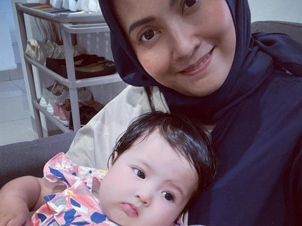 7 Potret Elma Theana dan Cucunya yang Bikin Gemas Bun!