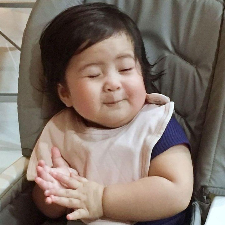 <p>Beranjak 6 bulan, Athena kini tumbuh menjadi cucu menggemaskan. Pipinya sangat bulat dan bikin gemas. Ia juga pandai memamerkan ekspresi lucu nih! (Foto: Instagram @geiziadestania)</p>