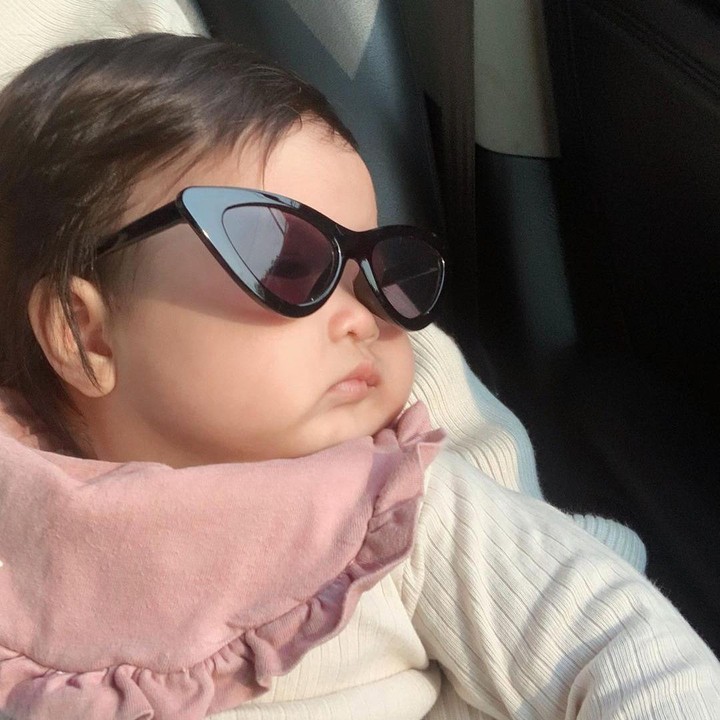 <p>Athena juga terlihat lucu ketika sedang tidur. Lihat saja potretnya yang penuh gaya saat memakai kacamata. Bikin gemas! (Foto: Instagram @geiziadestania)</p>