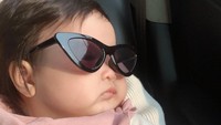 <p>Athena juga terlihat lucu ketika sedang tidur. Lihat saja potretnya yang penuh gaya saat memakai kacamata. Bikin gemas! (Foto: Instagram @geiziadestania)</p>