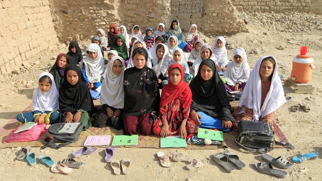 Taliban mewajibkan perempuan Afghanistan yang ingin sekolah berpakaian Islami dan belajar terpisah dengan laki-laki.