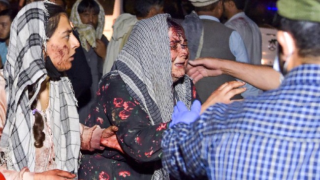 AS mewaspadai serangan teror susulan setelah serangan bom bunuh diri yang menewaskan 90 orang di tengah proses evakuasi di bandara Kabul, Afghanistan.