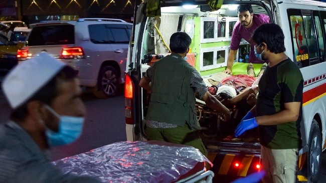 Bom bunuh diri di dekat Bandara Kabul, Afghanistan menewaskan 13 tentara AS dan 18 lainnya terluka. Sementara warga yang tewas 60 orang dan 140 lainnya terluka.