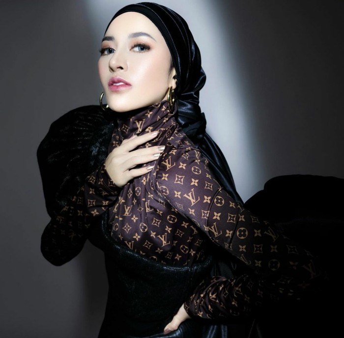 Gaya fashion ala Shandy Purnamasari yang serba hitam ini sangat cocok digunakan oleh wanita yang mendapat julukan sebagai