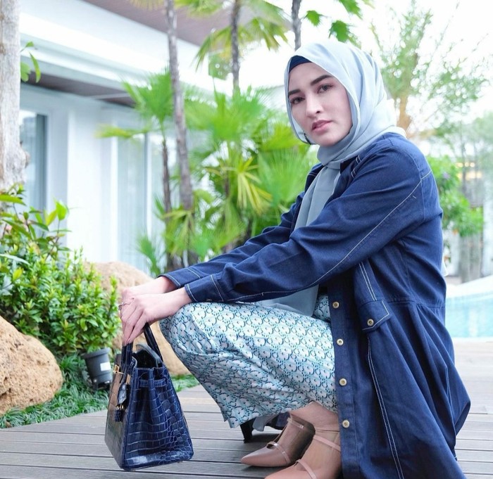 Gaya hijab ala Shandy Purnamasari yang satu ini adalah bergaya casual yang dilengkapi setelan berwarna biru. Terlihat menunjukan kesan awet muda yang ditunjukan dari owner MS Glow satu ini. (foto: Instagram.com/ shandypurnamasari)