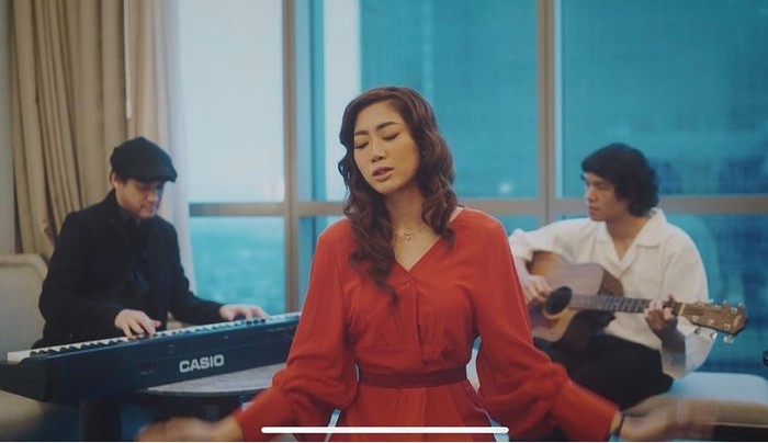 'Ghosting' merupakan lagu yang bercerita tentang seorang yang ditinggal, tanpa penjelasan. Cocok didengar buat kamu yang lagi galau gara-gara di 'Ghosting', nih. /Foto: Instagram.com/vierratale__