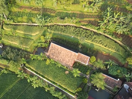 Pengusaha Tajir Pindah ke Desa Terpencil, Ini 7 Potret Rumahnya di Tengah Sawah