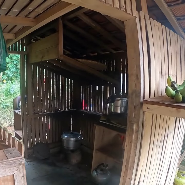 <p>Tak seperti dapur di perkotaan, rumah Haji Usman Bimantara hanya memiliki dapur mungil dengan peralatan seadanya. Tak ada kemewahan di rumah pria tajir itu. (Foto: YouTube Petualangan Alam Desaku)</p>