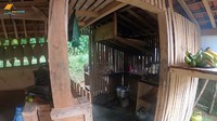 <p>Tak seperti dapur di perkotaan, rumah Haji Usman Bimantara hanya memiliki dapur mungil dengan peralatan seadanya. Tak ada kemewahan di rumah pria tajir itu. (Foto: YouTube Petualangan Alam Desaku)</p>