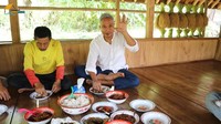 <p>Haji Usman Bimantara juga senang mengajak penduduk setempat untuk menikmati hidangan di gubuknya. Mereka menikmati makanan sederhana di tengah pemandangan sawah yang asri. (Foto: YouTube Petualangan Alam Desaku)</p>