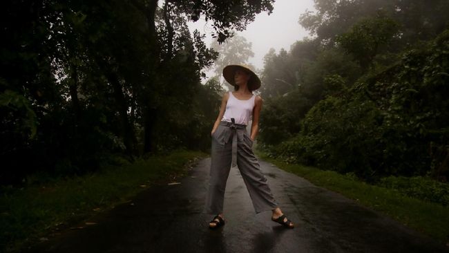 Saat ini, celana kulot tengah digandrungi banyak orang. Lantas, apa saja sepatu yang cocok untuk celana kulot?