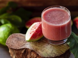 Apa Benar Minum Jus Jambu Bisa Tingkatkan Trombosit Pasien DBD?