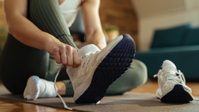 Apa Fungsi Dua Lubang Tambahan pada <i>Sneakers</i>?
