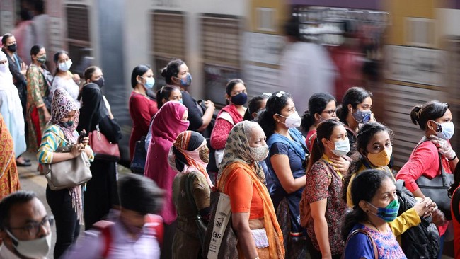 India bersiap menghadapi kemungkinan gelombang ketiga infeksi Covid-19 setelah lonjakan kasus virus corona terdeteksi dua pekan usai gelaran festival panen.