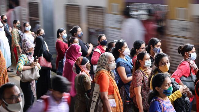 India Siaga Hadapi Kemungkinan Gelombang 3 Covid-19 India bersiap menghadapi kemungkinan gelombang ketiga infeksi Covid-19 setelah lonjakan kasus virus corona terdeteksi dua pekan usai gelaran festival panen.