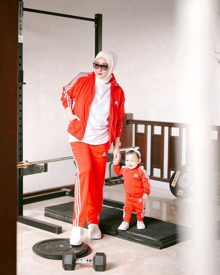Kali ini tampil dengan sporty look, namun tetap dengan outfit yang sama bernuansa merah. Dian sendiri sering mengatakan bahwa Rumi adalah dirinya versi mini. /Foto:@dianpelangi