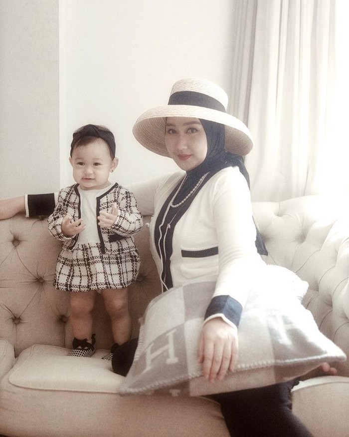 Dan sekarang, potret kompak bergaya ala Coco Chanel. Memang ya, buah tidak jatuh jauh dari pohonnya. Jiwa fashionable sepertinya memang sudah tertanam pada Rumi. Setuju? (foto:@dianpelangi)