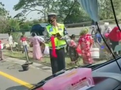 Viral Video Warga Serbu Tumpahan BBM Saat Truk Terguling di Tol Merak