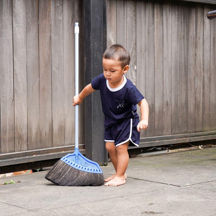<p>Kalau lagi di rumah, Kiano ternyata suka membantu bersih-bersih lho. <em>He-he</em>, wah ayo Kakak Kiano sapu sampai bersih lantainya. (Foto: Instagram @kianotigerwong)</p>