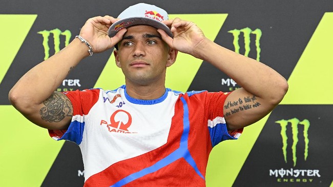Pembalap Pramac Jorge Martin berduel dengan pembalap Gresini Enea Bastianini di kolam renang penginapan jelang tes MotoGP Mandalika di Sirkuit Mandalika.