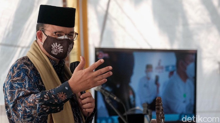 Momen Anies Letakkan Batu Pertama di Masjid At-Tabayyun Jakbar Gubernur DKI Jakarta Anies Baswedan meletakkan batu pertama untuk pembangunan Masjid At-Tabayyun Jakbar. Anies dan jemaah kemudiaan melaksanakan salat Jumat.