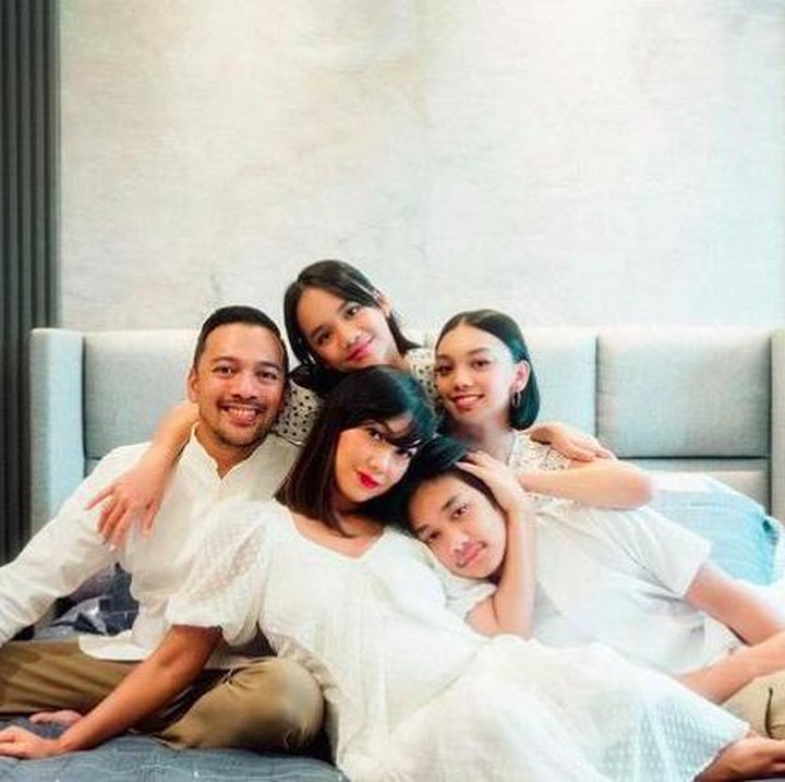 <p>Nola sempat curhat, di kehamilan keempatnya ini, ia bersyukur bahwa kehamilannya tidak seberat yang dibayangkan. Kehamilannya di usia kepala empat malah terasa lebih ringan dibanding saat hamil kedua anak sebelumnya. (Foto: Instagram @riafinola)</p>