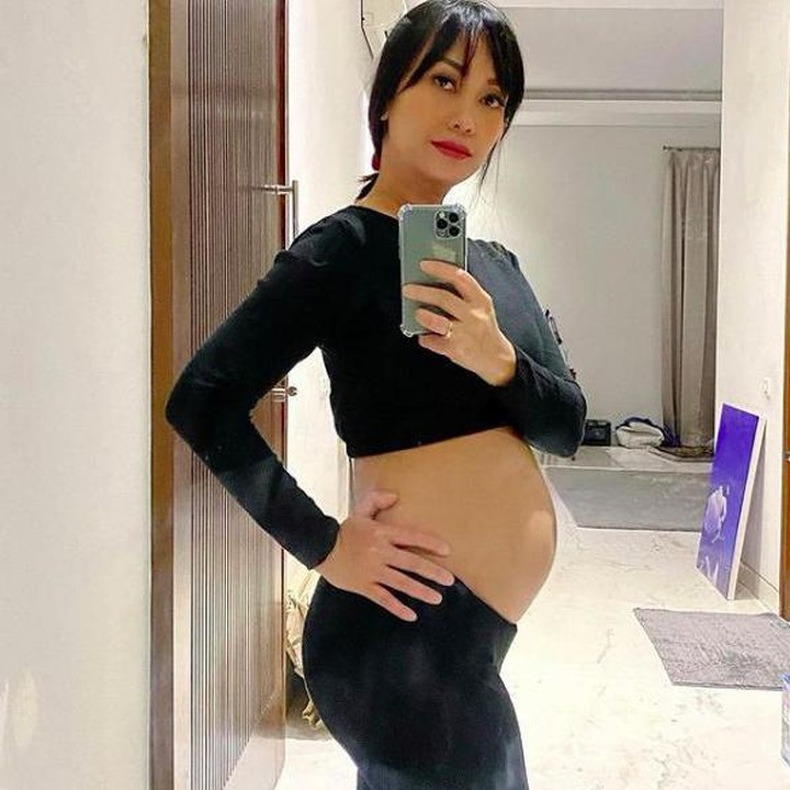 <p>Meski bakal menjadi calon bunda anak empat, Nola B3 terlihat makin glowing bak ibu-ibu muda, lho. (Foto: Instagram @riafinola)</p>