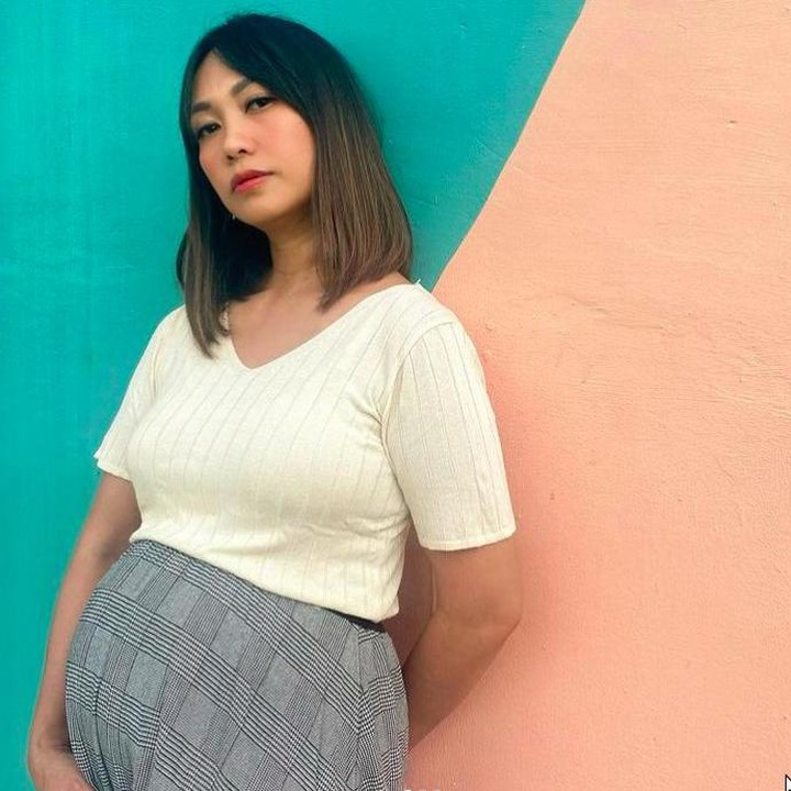 <p>Sebelum mengetahui dirinya hamil, Nola mengungkap dirinya sama sekali tidak mengalami tanda pasti hamil. Ia bahkan tetap bekerja dan menjalankan ibadah puasa. (Foto: Instagram @riafinola)</p>
